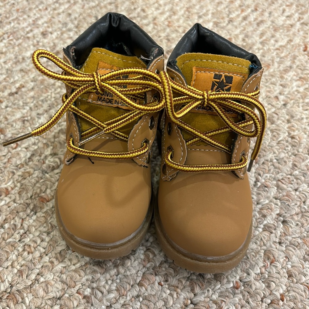 Comfy kids boots size 5